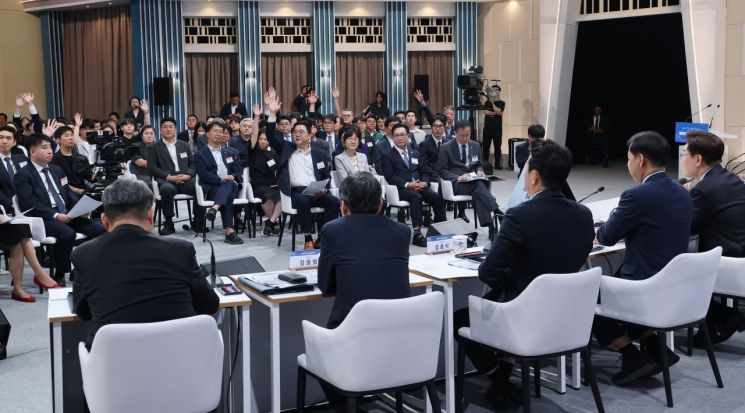 23일 이재명 대통령 주재로 서울 여의도 KBS 별관에서 열린 부동산정책 국민 대토론회에서 참석자들이 발언권을 요청하고 있다. 2026.7.23 연합뉴스