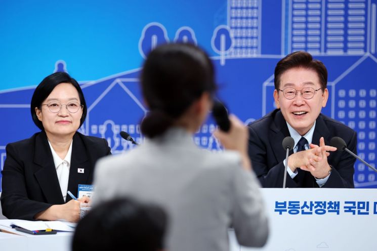 이재명 대통령과 한성숙 국무총리가 23일 서울 여의도 KBS 별관에서 열린 부동산정책 국민 대토론회에서 참석자 발언을 듣고 있다. 연합뉴스