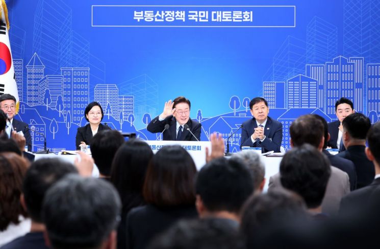 이재명 대통령이 23일 서울 여의도 KBS 별관에서 열린 부동산정책 국민 대토론회에서 참석자들에게 의견을 묻고 있다. 2026.7.23 연합뉴스