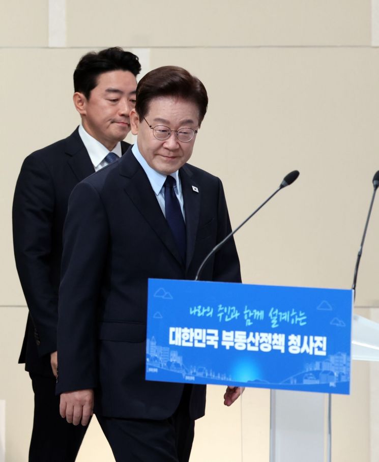 이재명 대통령이 23일 서울 여의도 KBS 별관에서 열린 부동산정책 국민 대토론회에 입장하고 있다. 2026.7.23 연합뉴스