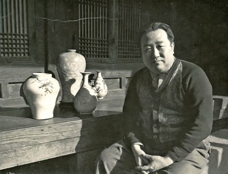 1960년 종로 생가에서 촬영한 간송 전형필 선생의 모습. 국립중앙박물관