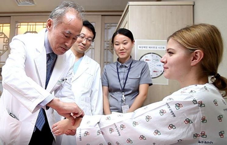 국내 한 의료기관에서 의료진이 외국인 환자를 진료하고 있다. 한국문화관광연구원 분석에서 일본·싱가포르·베트남·태국 관광객의 방한 결제액 가운데 의료가 20.1%로 가장 큰 비중을 차지했다. 인천관광공사
