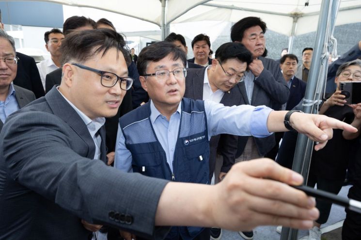 김성환 기후에너지환경부 장관이 22일 경기도 용인시 처인구에서 용인 반도체 국가산업단지 부지를 바라보며 부지 조성 현황과 전력 및 용수 공급 계획 등을 점검하고 있다. 기후에너지환경부