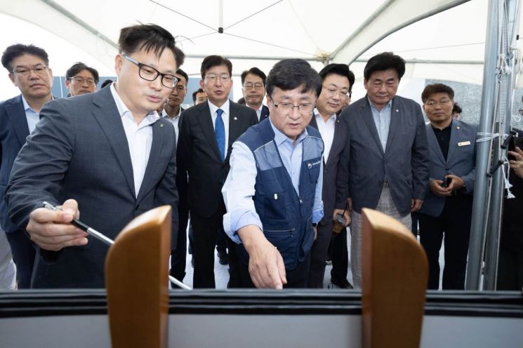 김성환 기후에너지환경부 장관이 22일 경기도 용인시 처인구에서 용인 반도체 국가산업단지 부지를 바라보며 부지 조성 현황과 전력 및 용수 공급 계획 등을 점검하고 있다. 기후부
