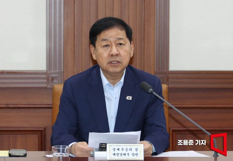 구윤철 경제부총리 겸 재정경제부 장관이 24일 서울 종로구 정부서울청사에서 열린 민생물가 특별관리 관계장관TF에 참석, 8차 석유 최고가격 지정안 및 중동전쟁 등 현안에 대해 발언하고 있다. 2026.7.24 조용준 기자
