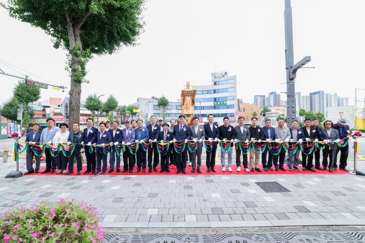 이천시가 지난 23일 중리동행정복지센터 광장에서 국가표준영정을 바탕으로 제작한 장위공 서희 동상 건립 기념식을 개최하고 있다. 이천시 제공