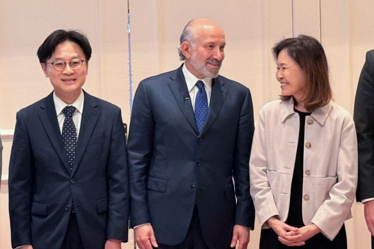 Kim Junggwan, Minister of Trade, Industry and Energy (left), Howard Lutnick, U.S. Secretary of Commerce, and Michelle Steel, U.S. Ambassador to Korea, are seen conversing at the opening ceremony of the Korea-U.S. Shipbuilding Cooperation Center held on the 23rd (local time) at the Mayflower Hotel in Washington DC, USA. Photo by Yonhap News Agency