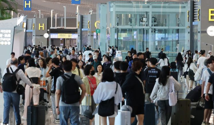 여름휴가 극성수기 해외여행 '러시'…동남아 지고 중국 약진