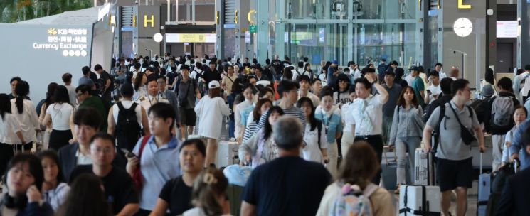 본격적인 휴가철을 맞아 인천국제공항 출국장이 인파로 붐비고 있다. 연합뉴스