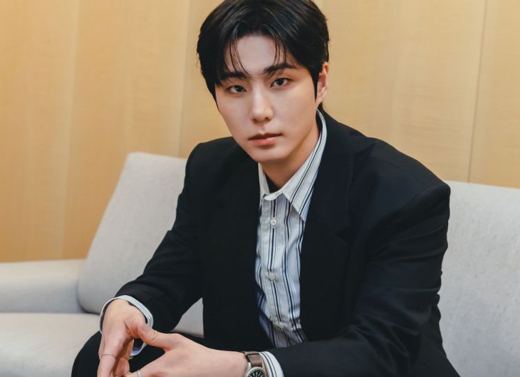 가수 영케이가 지난 22일 서울 한 호텔에서 솔로 정규 2집 '영기스트(YOUNGEST)' 발매를 앞두고 진행한 인터뷰에서 포즈를 취하고 있다. JYP엔터테인먼트 제공