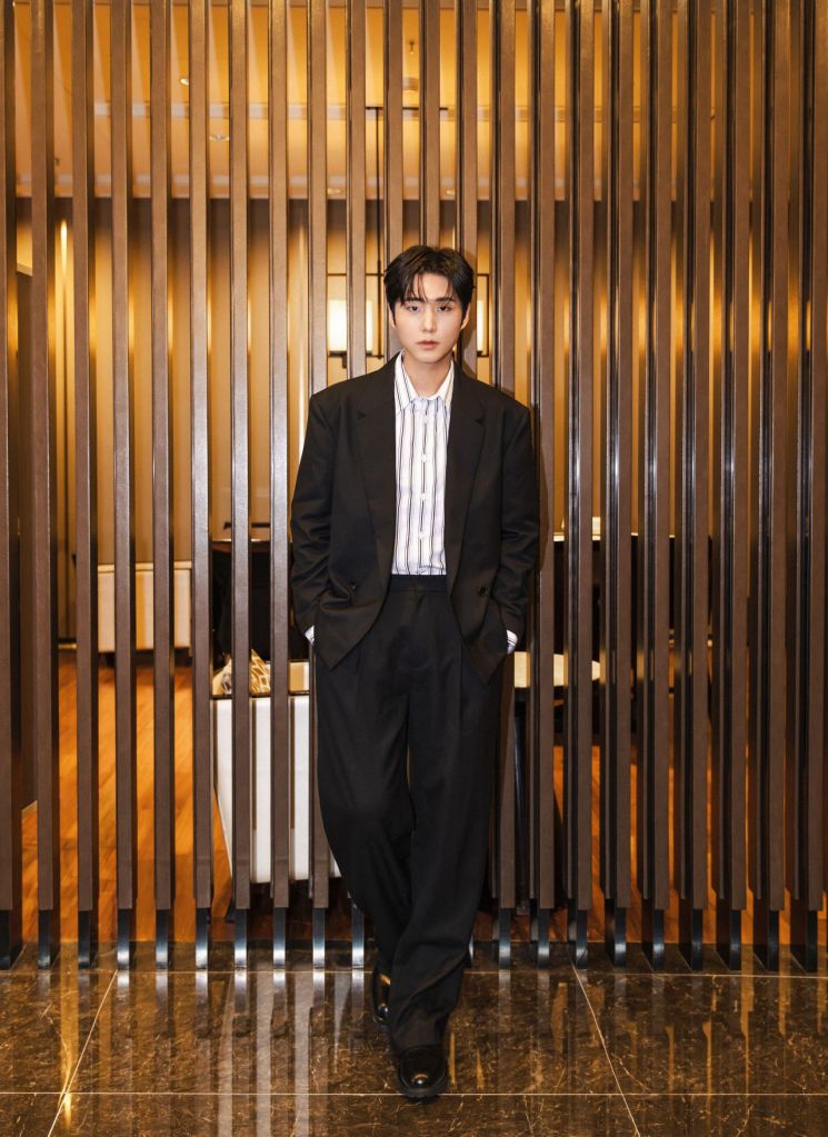 가수 영케이가 지난 22일 서울 한 호텔에서 솔로 정규 2집 '영기스트(YOUNGEST)' 발매를 앞두고 진행한 인터뷰에서 포즈를 취하고 있다. JYP엔터테인먼트 제공