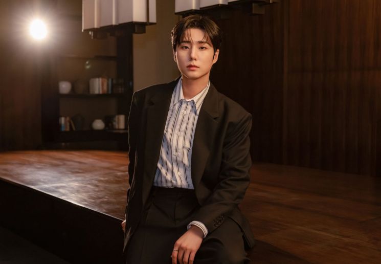 가수 영케이가 지난 22일 서울 한 호텔에서 솔로 정규 2집 '영기스트(YOUNGEST)' 발매를 앞두고 진행한 인터뷰에서 포즈를 취하고 있다. JYP엔터테인먼트 제공