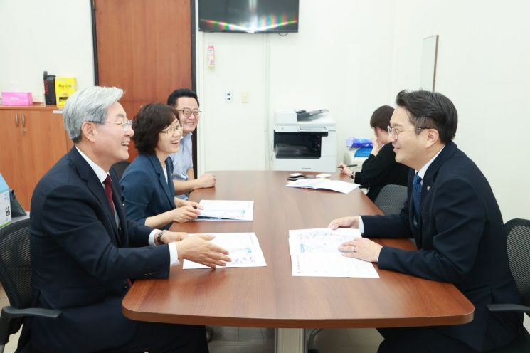 오태완 의령군수와 전용기 더불어 민주당의원. [사진제공=의령군]