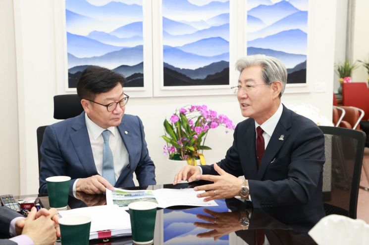 정점식 국민의힘 의원과 오태완 의령군수. [사진제공=의령군]