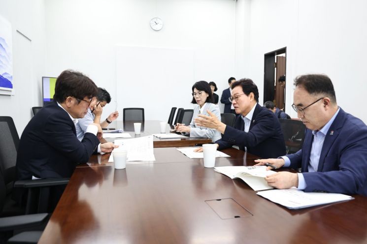 박완수 경남도지사(오른쪽 가운데)가 국회 국토교통위원회를 찾아 우주항공복합도시 건설 특별법과 남해안권 발전 특별법의 제정 필요성을 설명하고 있다. [사진제공=경남도]