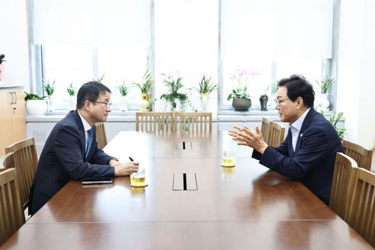 박완수 경남도지사(오른쪽)가 더불어민주당 한병도 원내대표에게 우주항공복합도시 건설 특별법과 남해안권 발전 특별법의 제정 필요성을 설명하며 당을 초월한 협력을 요청하고 있다. [사진제공=경남도]
