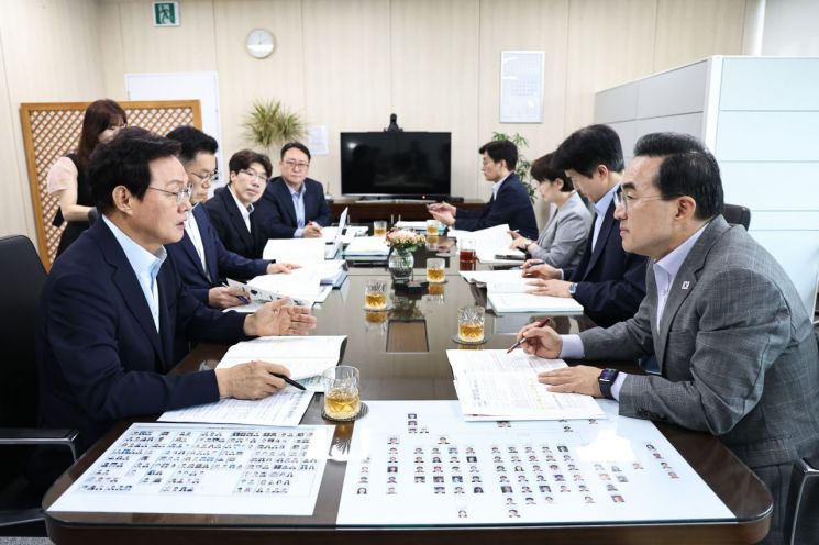 박완수 경남도지사(왼쪽 가장 앞)가 박홍근 기획예산처 장관에게 경남의 주요 현안과 2027년도 국비 사업에 대한 정부 지원 필요성을 설명하고 있다. [사진제공=경남도]