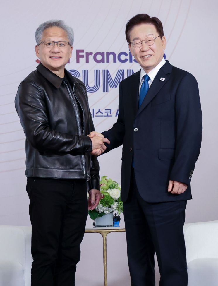 이재명 대통령이 24일(현지시간) 미국 샌프란시스코에서 젠슨 황 엔비디아 최고경영자(CEO)와 면담에 앞서 기념촬영을 하고 있다. 2026.7.25 연합뉴스