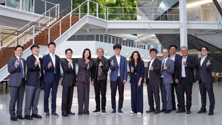 지난 24일(현지 시간) 엔비디아 사옥에서 네이버와 엔비디아의 전략적 투자 계약 체결 후 (왼쪽 두 번째부터)네이버 구동현 전략기획 부문장, 유봉석 CRO, 김희철 CFO, 최수연 대표이사, 엔비디아 젠슨 황(Jensen Huang) CEO, 네이버 이해진 이사회 의장, 엔비디아 매디슨 황(Madison Huang) 수석이사, 네이버 클라우드 김유원 대표, (오른쪽에서 세 번째)네이버 클라우드 이정훈 CFO가 사진 촬영을 하고 있는 모습. 네이버 제공. 연합뉴스