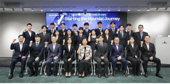 현정은 현대그룹 회장이 24일 연지동 현대그룹빌딩에서 열린 신입사원 교육수료식에 참석해 동료 간 신뢰와 소통을 강조하며 신입 매니저들을 격려했다. 현대그룹