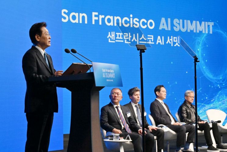 이재명 대통령이 24일(현지시간) 미국 샌프란시스코 더 미드웨이에서 열린 '샌프란시스코 AI 서밋'에서 '샌프란 AI 선언'을 발표하고 있다. 2026.7.25 연합뉴스