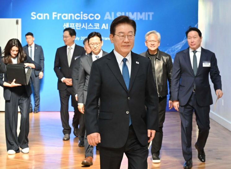 李대통령·샘 올트먼, AI 시대 분배 방식 논의...올트먼 "지분 기반 성과... - 뉴스 썸네일 이미지
