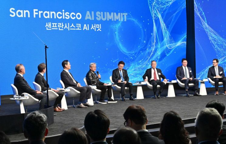 Jensen Huang, CEO of Nvidia, is speaking at the "San Francisco AI Summit" held at The Midway in San Francisco, USA, on the 24th (local time), attended by President Lee Jae-myung. 2026.7.25 Yonhap News Photo by Yonhap News
