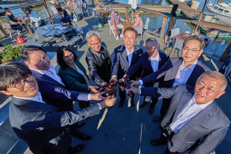 President Lee Jae-myung is toasting with attendees at the Global AI Leaders Dinner held on the 24th (local time) at The Ramp Restaurant in San Francisco, USA. From the left: Lee Hae-jin, Chairman of the Board of Directors at Naver; Chey Tae-won, Chairman of SK Group; Rani Borkar, President of Microsoft Azure Hardware; Jensen Huang, CEO of NVIDIA; President Lee Jae-myung; Hock Tan, CEO of Broadcom; Lee Jae-yong, Chairman of Samsung Electronics; Euisun Chung, Executive Chair of Hyundai Motor Group. July 25, 2026, Yonhap News Agency.