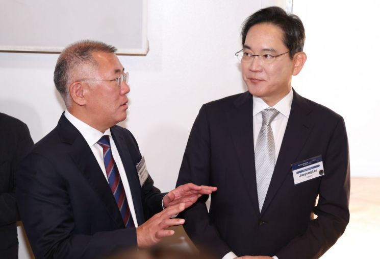 이재용 삼성전자 회장(오른쪽)과 정의선 현대차그룹 회장이 24일(현지시간) 미국 샌프란시스코 더 미드웨이에서 이재명 대통령이 참석한 가운데 열린 '샌프란시스코 AI 서밋'에서 대화하고 있다. 연합뉴스