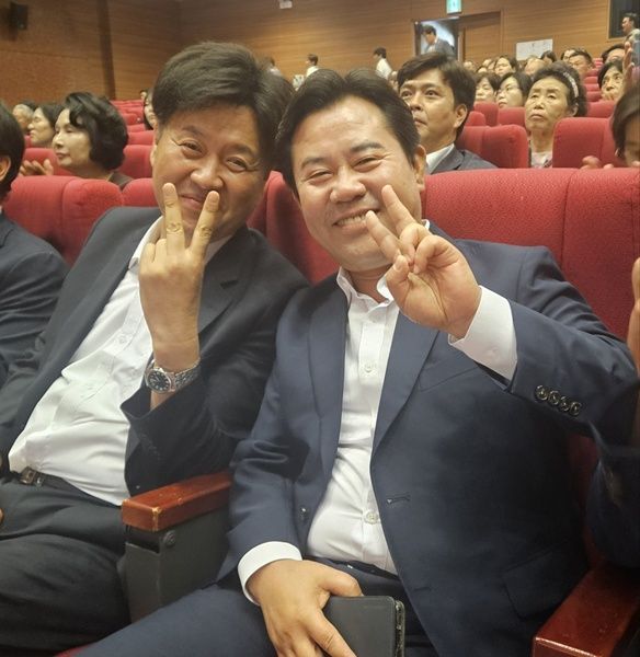 김용 최고위원후보 와 박정현 전 충남 부여군수(우측)가 포즈를 취하고 있다.