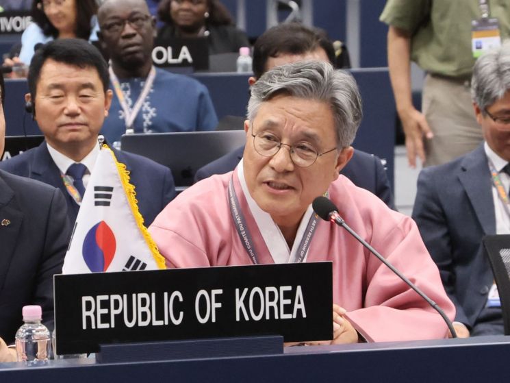 25일 부산 해운대구 벡스코에서 열린 제48차 유네스코 세계유산위원회 본회의에서 '한국의 갯벌'(Getbol, Korean Tidal Flats) 2단계 등재가 확정되자 허민 국가유산청장이 감사인사를 하고 있다. 연합뉴스