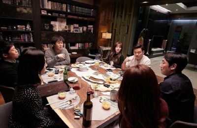 신혼부부가 집들이 한 번에 평균 26만원을 쓰는 것으로 조사됐다. 사진은 영화 ‘완벽한 타인’의 한 장면. 네이버 영화
