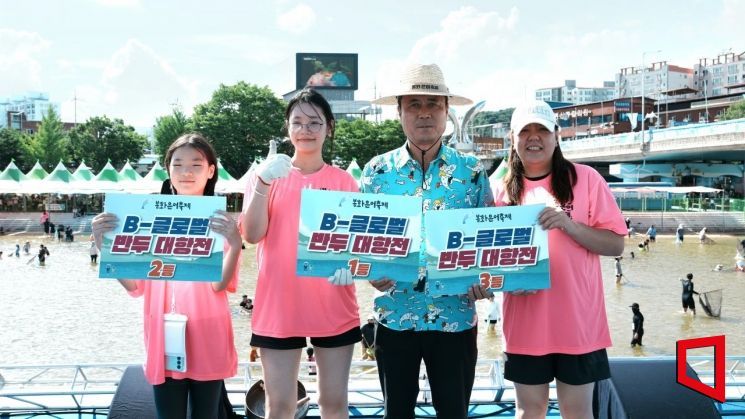 봉화 은어 축제 반두 대항전에서 여성 3명이 1,2,3등을 차지했다[사진=봉화군]