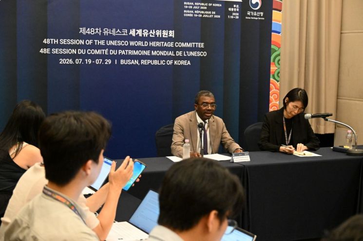 라자르 엘룬두 아소모 유네스코 세계유산센터장이 24일 부산 벡스코에서 열린 국내 언론과의 라운드 인터뷰에서 세계유산 보존과 국제협력의 중요성을 설명하고 있다. 국가유산청
