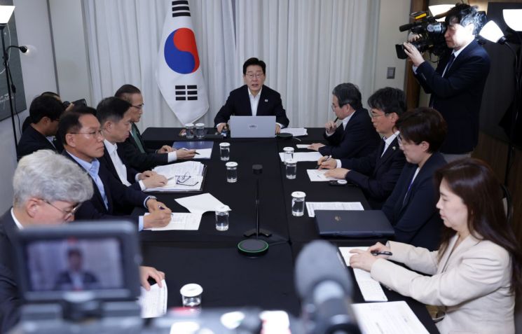 President Lee Jae-myung, who is on a state visit to Brazil, presided over a video conference of the chief secretaries' meeting at a hotel in Brasilia on the 26th (local time). 2026.7.27 Yonhap News
