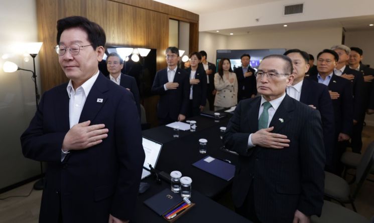President Lee Jae-myung, who is on a state visit to Brazil, salutes the national flag at a de facto presidential secretariat meeting held at a hotel in Brasilia on the 26th (local time). 2026.7.27 Yonhap News Photo provided by: Yonhap News