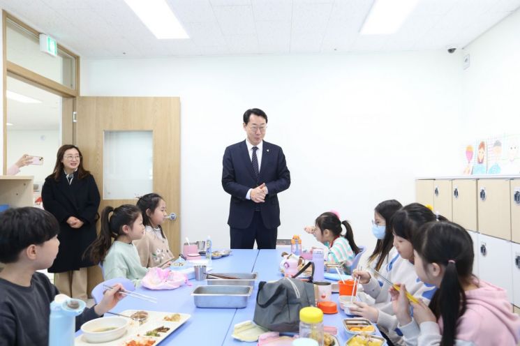 정명근 화성특례시장이 다함께돌봄센터에서 아이들에게 인사를 하고 있다. 화성시 제공