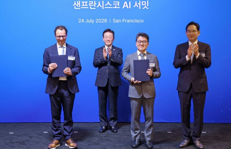 이준희 삼성 SDS 사장과 다리오 아모데이 앤트로픽 최고경영자가 24일(현지시간) 이재명 대통령이 임석한 가운데 미국 샌프란시스코 더 미드웨이에서 열린 AI 서밋에서 전략적 파트너십 협약(SPA)을 체결한 뒤 기념 촬영을 하고 있다. 오른쪽은 이재용 삼성전자 회장. 연합뉴스