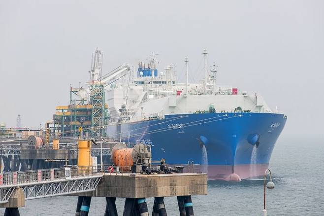 한국가스공사가 참여한 LNG 캐나다 프로젝트 물량을 실은 LNG 운반선이 지난 6월 인천 LNG기지에 접안해 하역 작업을 준비하고 있다. 한국가스공사.