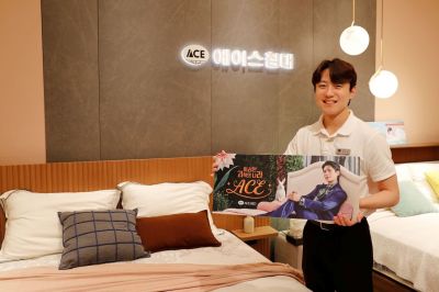 광주신세계 본관 8층 에이스 매장에서 직원이 로얄 에이스 리미티드 모델 앞에서 포즈를 취하고 있다. 광주신세계 제공