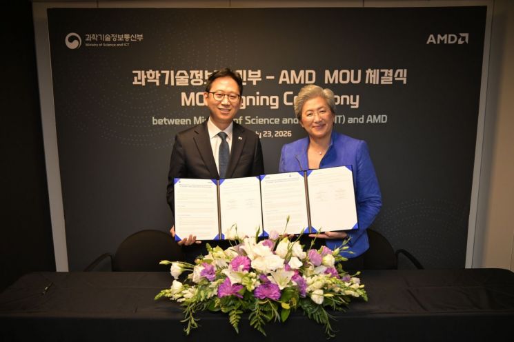 배경훈 부총리 겸 과학기술정보통신부 장관(왼쪽)과 리사 수 AMD 회장 겸 최고경영자(CEO)가 미국 샌프란시스코에서 개최된 'AMD 어드밴싱 AI 2026' 행사에서 업무협약(MOU)을 체결하고 있다. 과학기술정보통신부