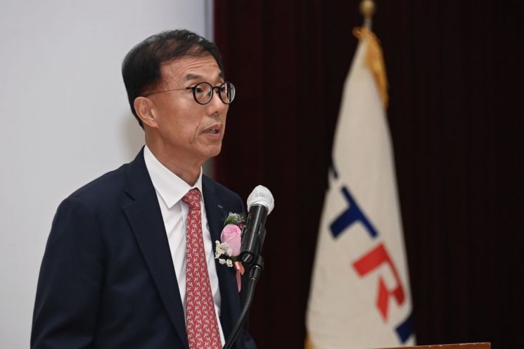 박세웅 ETRI 원장이 지난 5월 취임 당시 ETRI 구성원들에게 인간 중심 가치 기반의 지속가능한 성장을 이끌겠다는 포부를 밝히고 있다. 한국전자통신연구원