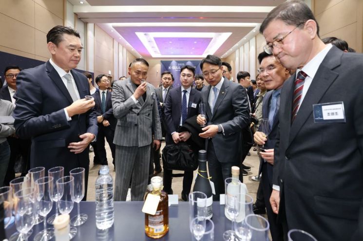 2025년 12월 2일 오후 정부세종컨벤션센터에서 열린 2025 K-SUUL AWARD에서 국세청장이 12개 선정 주류 및 4개 주류 수출 선도기업에게 시상 및 축사를 한 후 관계자들과 시음을 하고 있다. 국세청