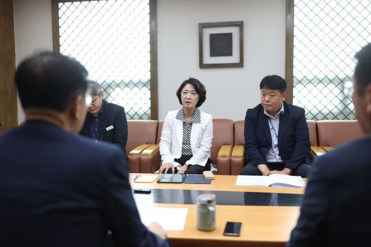 추미애 지사가 27일 서울 국토발전전시관에서 김윤덕 국토교통부 장관을 만나 경기남부광역철도 사업을 국가철도망 계획에 포함해 줄 것을 건의하고 있다. 경기도 제공