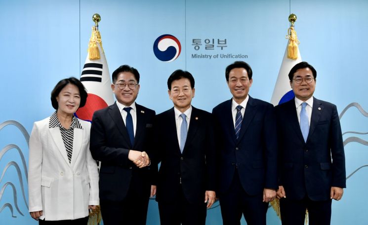 이기형 시장이 27일 정부서울청사에서 열린 '제2차 접경지역 평화안전 연석회의'에 참석해 정동영 통일부 장관과 악수를 하며 기념촬영을 하고 있다. 김포시 제공