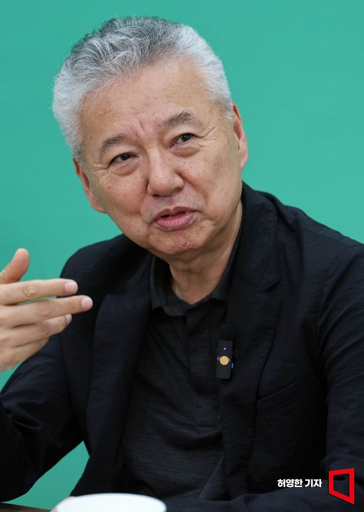 홍성국 민주당 국가경제자문회의 의장이 지난 27일 소종섭의 시사쇼에 출연해해 인터뷰하고 있다. 허영한 기자
