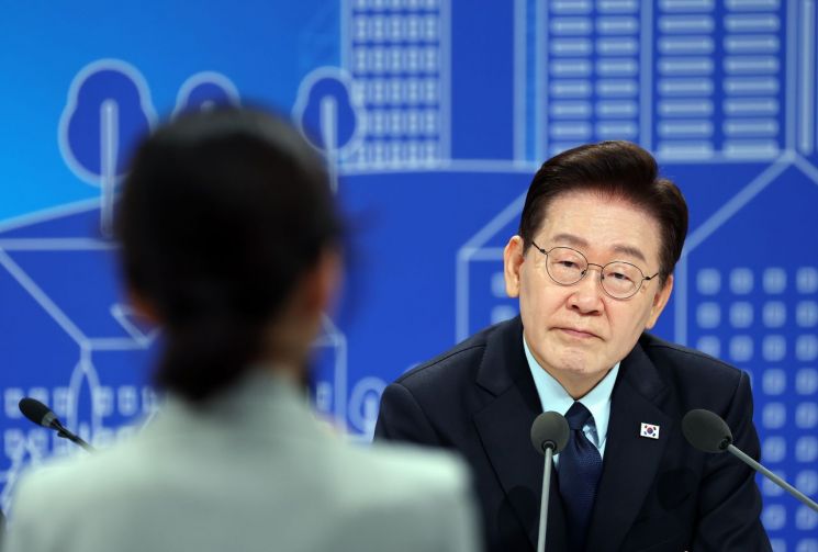 이재명 대통령이 지난 7월 23일 서울 여의도 KBS 별관에서 열린 부동산정책 국민 대토론회에서 참석자 발언을 듣고 있다. 연합뉴스