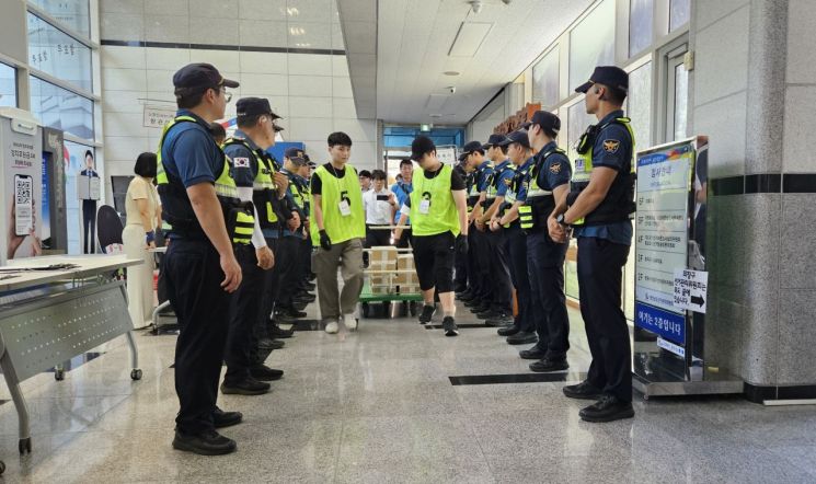제9회 전국동시지방선거 경남 통영시장선거 투표용지가 담긴 상자가 경찰들의 호위 속에 경남선거관리위원회 건물로 들어오고 있다. [사진=이세령 기자]
