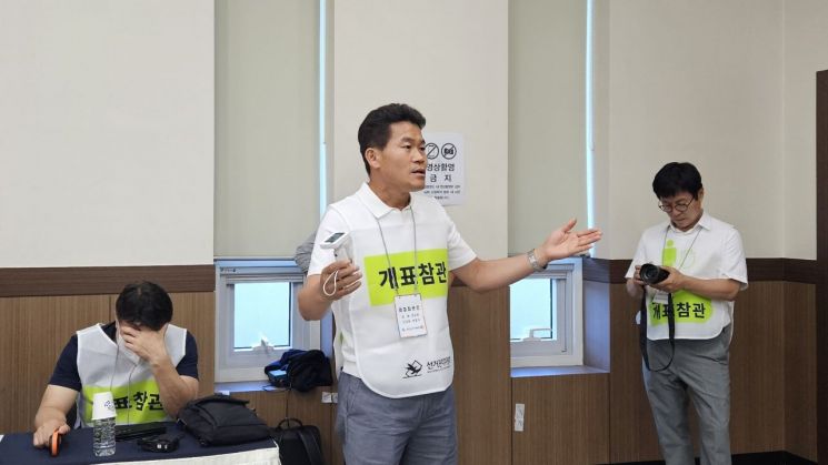 전 한국사 강사 전한길 씨가 경남선거관리위원회에서 진행된 경남 통영시장선거 재검표에 참관인으로 참석해 기계 장치를 이용해 기표 도장의 진위 여부를 가리자고 요청하고 있다. [사진=이세령 기자]