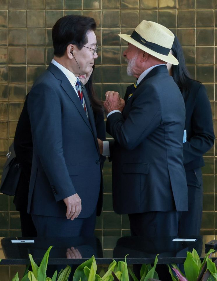 이재명 대통령과 루이스 이나시우 룰라 다시우바 브라질 대통령이 27일(현지시간) 브라질리아 대통령관저에서 열린 서명식에 참석해 대화하고 있다. 2026.7.28 연합뉴스